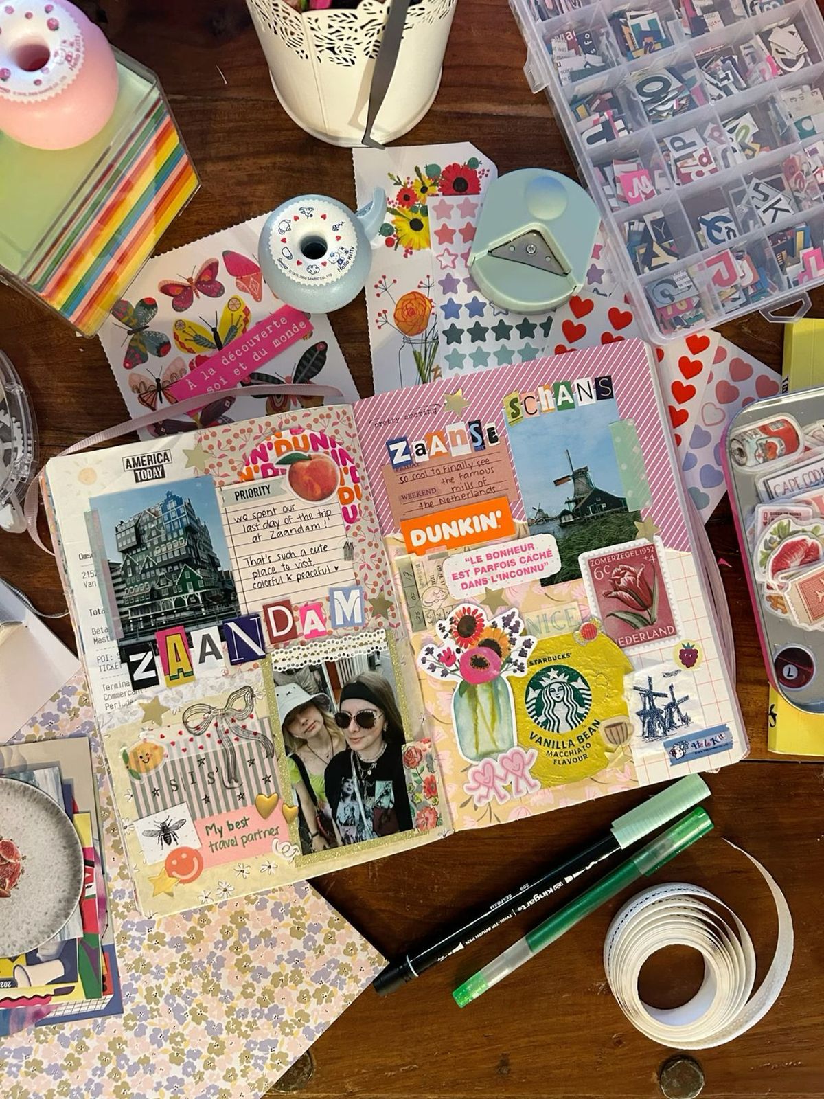 Pessoa fazendo journaling em ambiente aconchegante